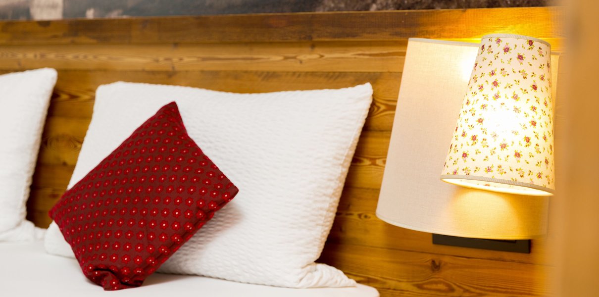Zimmer Red Room