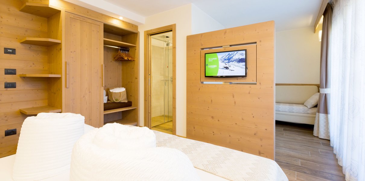 Zimmer White Room