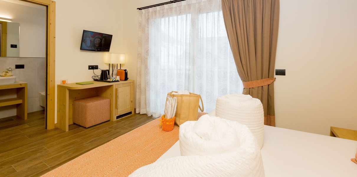 Zimmer Orange Room
