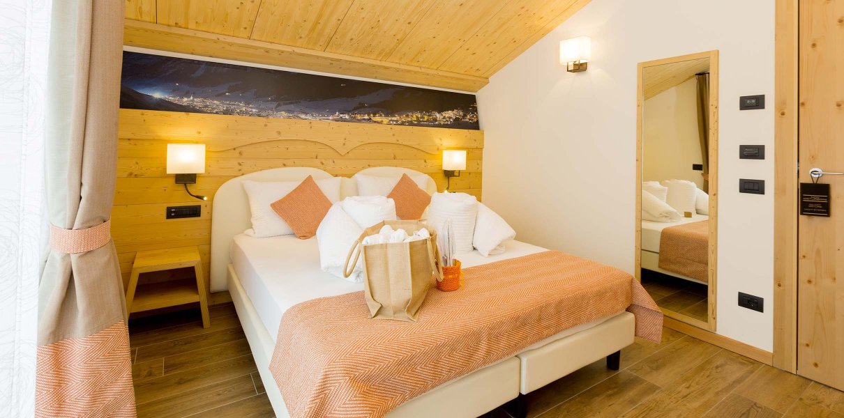 Zimmer Orange Room