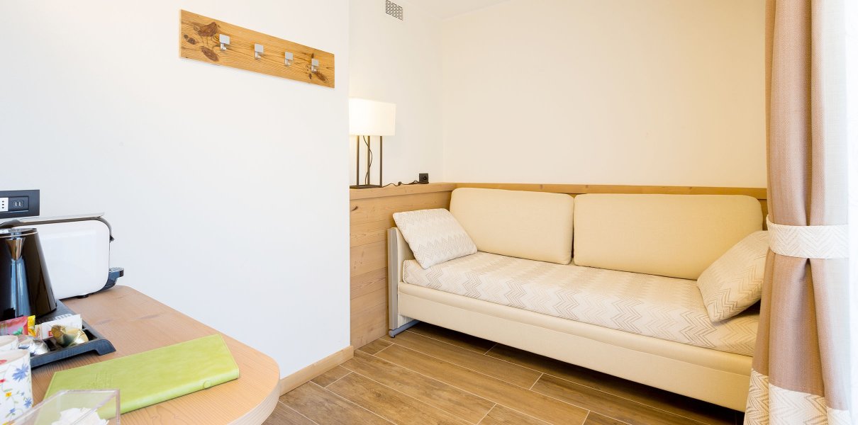 Zimmer White Room